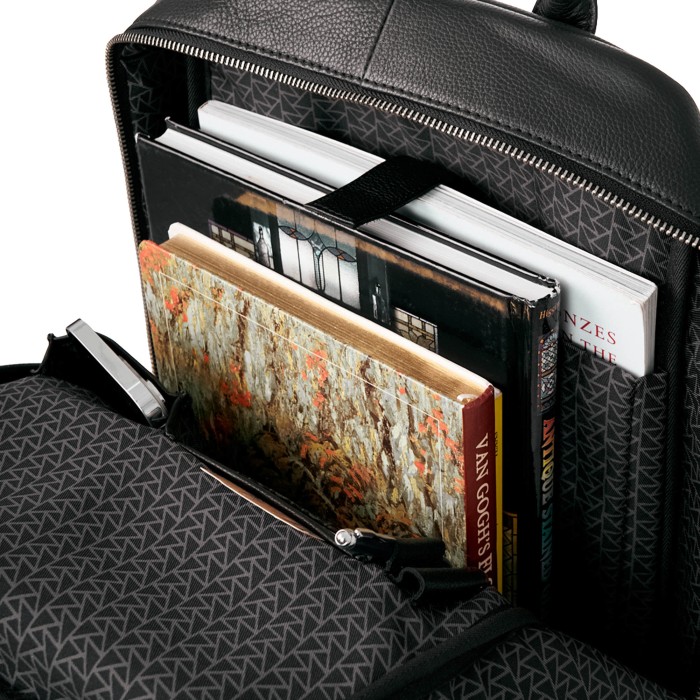 Товар черного цвета с внутренней стороны