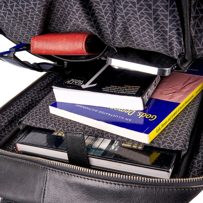 Товар черного цвета с внутренней стороны