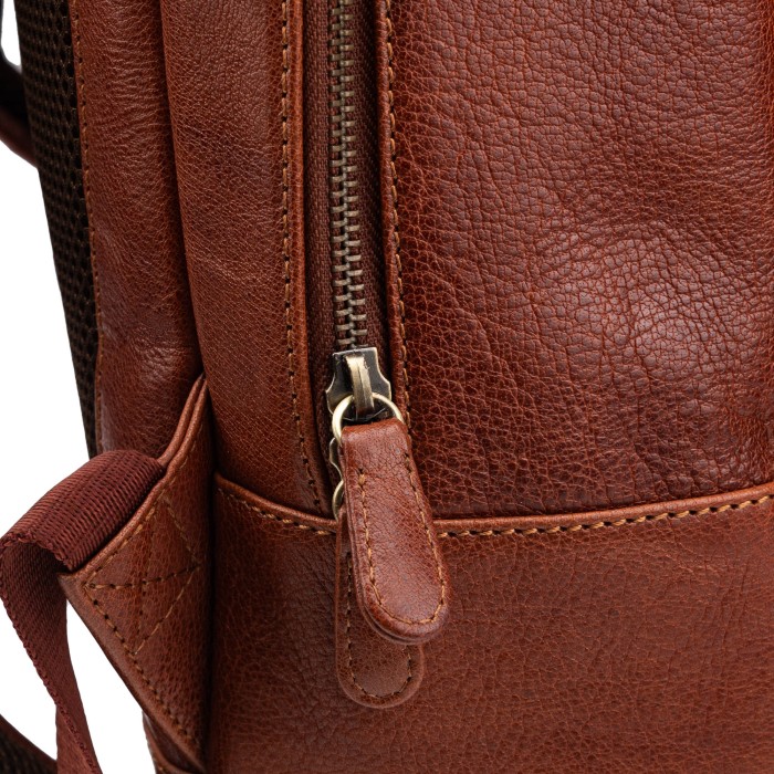 Товар коричневого цвета с внутренней стороны