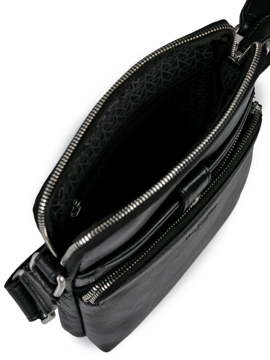 Товар черного цвета с внутренней стороны