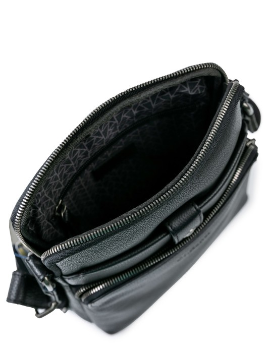 Товар черного цвета с внутренней стороны