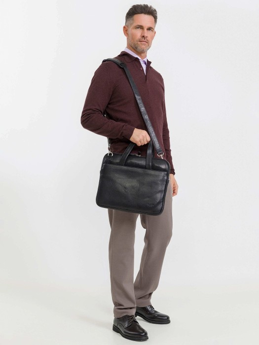 Товар черного цвета с внутренней стороны