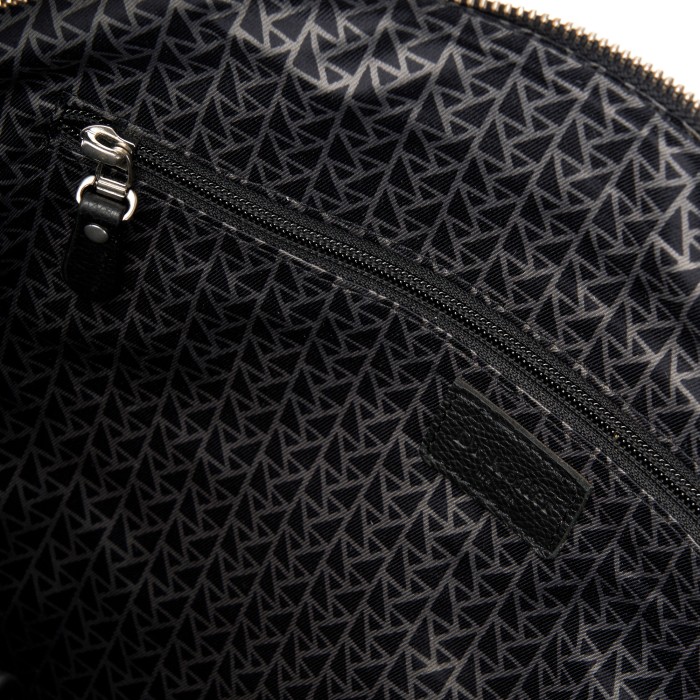 Товар черного цвета с внутренней стороны