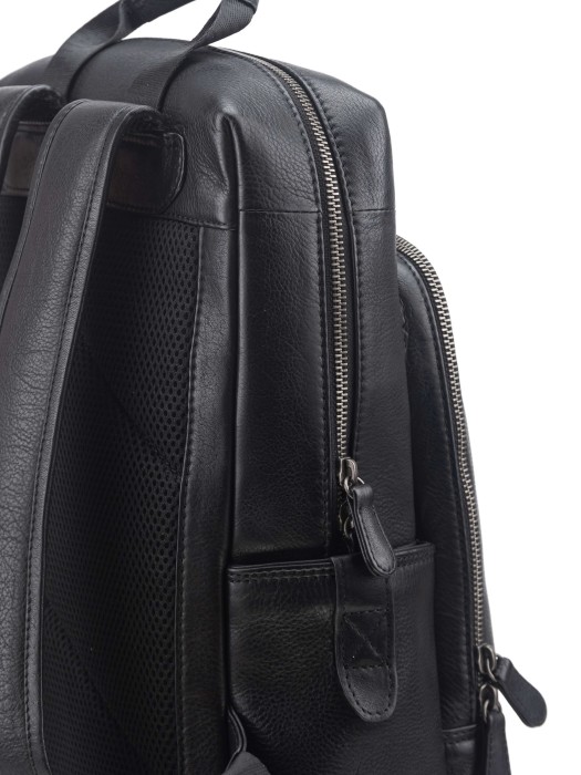 Товар черного цвета с внутренней стороны