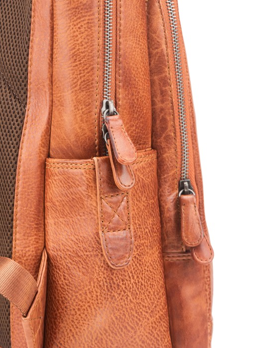 Товар коричневого цвета с внутренней стороны