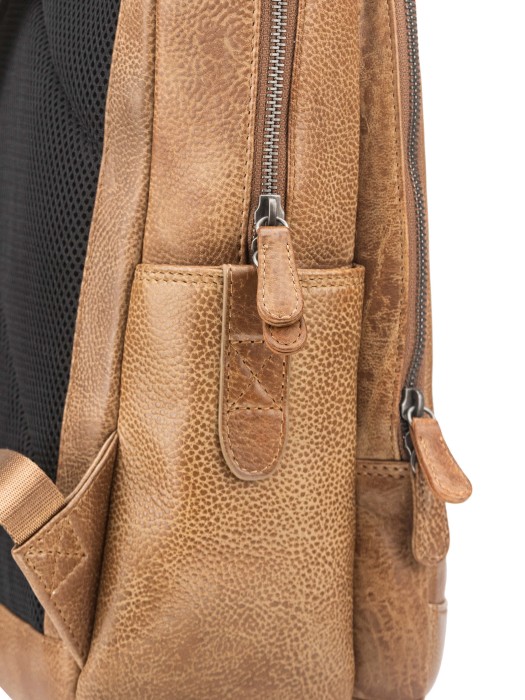 Товар коричневого цвета с внутренней стороны