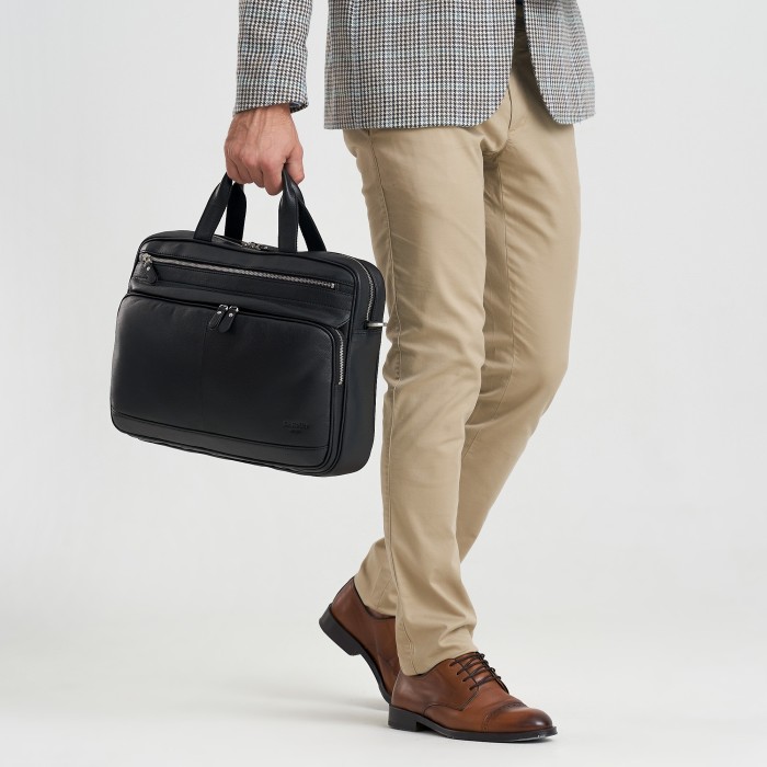 Товар черного цвета с внутренней стороны