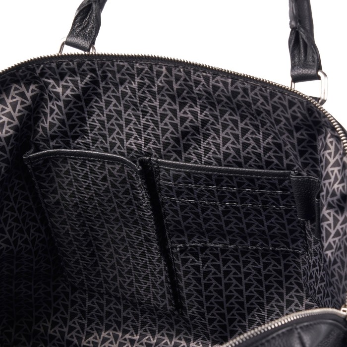 Товар черного цвета с внутренней стороны