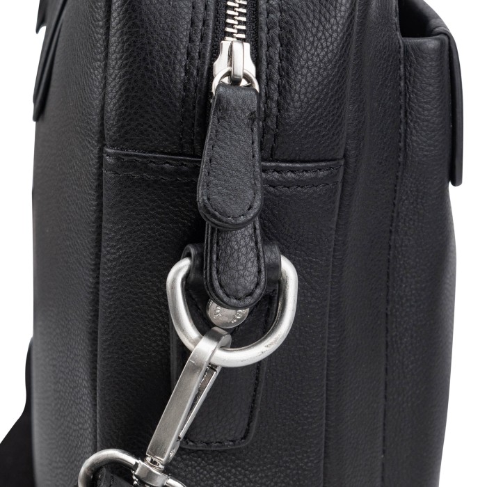 Товар черного цвета с внутренней стороны