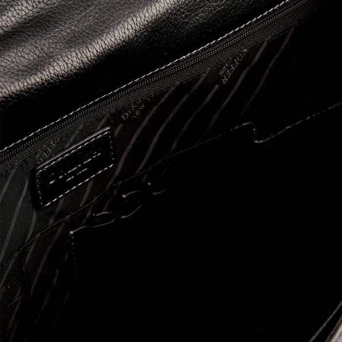 Товар черного цвета с внутренней стороны