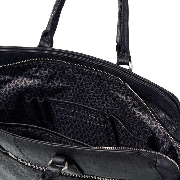 Товар черного цвета с внутренней стороны