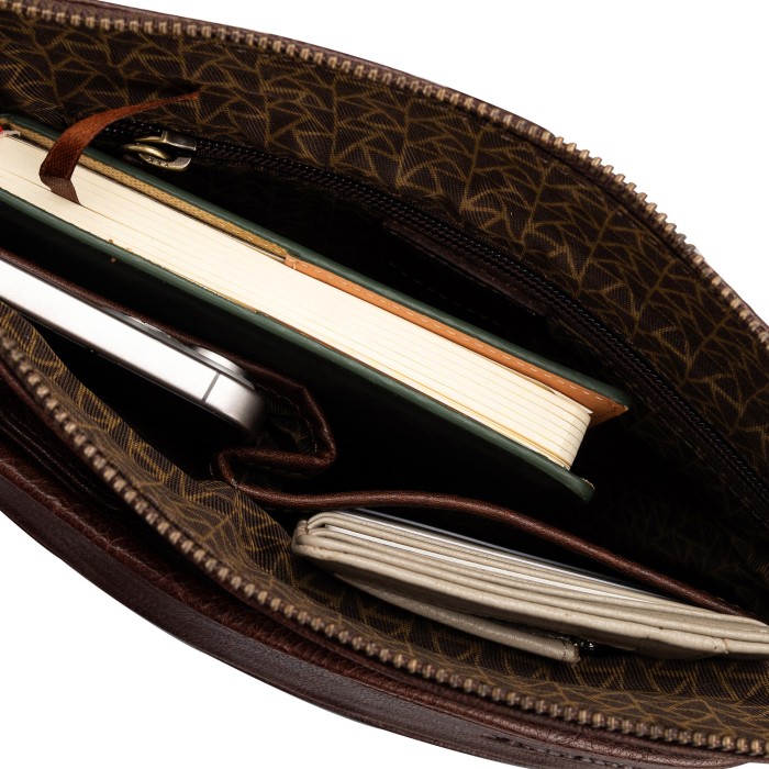 Товар коричневого цвета с внутренней стороны