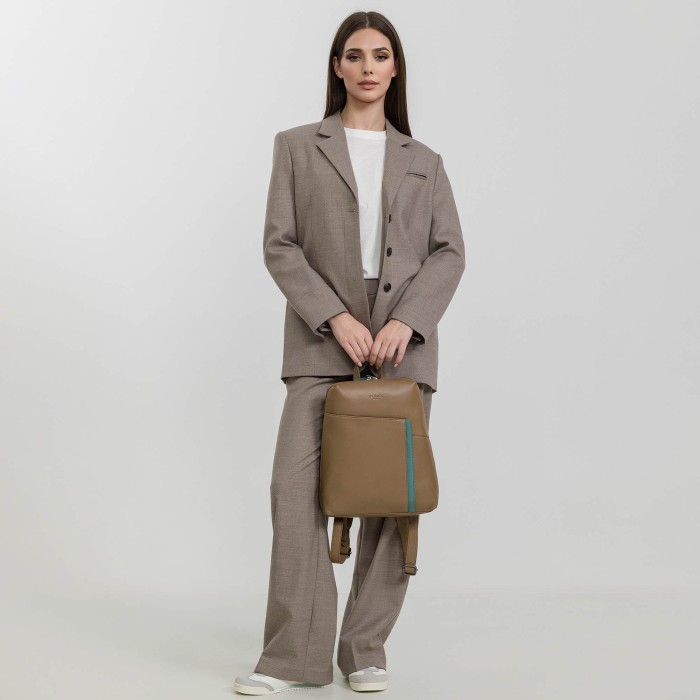 b402737-41-61_70 рюкзак от бренда dr.koffer вид слева