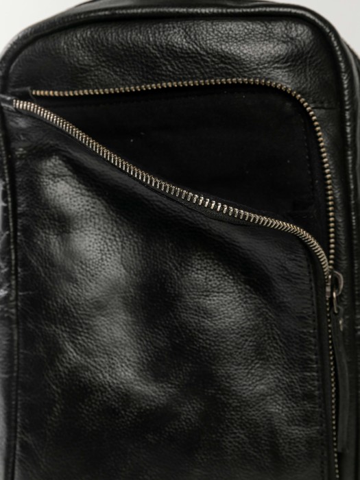 Товар черного цвета с внутренней стороны