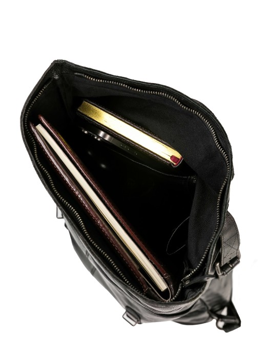 Товар черного цвета с внутренней стороны