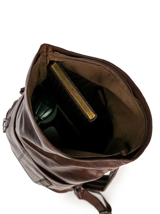 Товар коричневого цвета с внутренней стороны