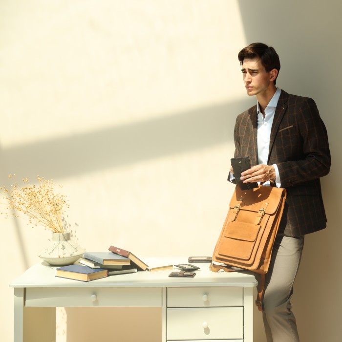 b402773-247-05 рюкзак от бренда dr.koffer вид слева