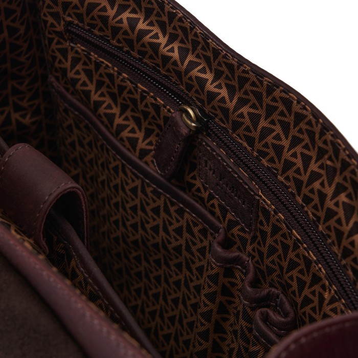 Товар коричневого цвета с внутренней стороны