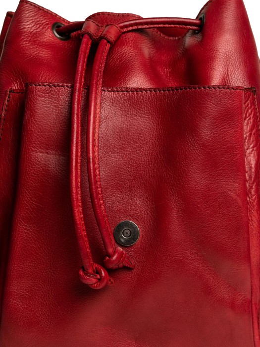 Товар красного цвета с внутренней стороны