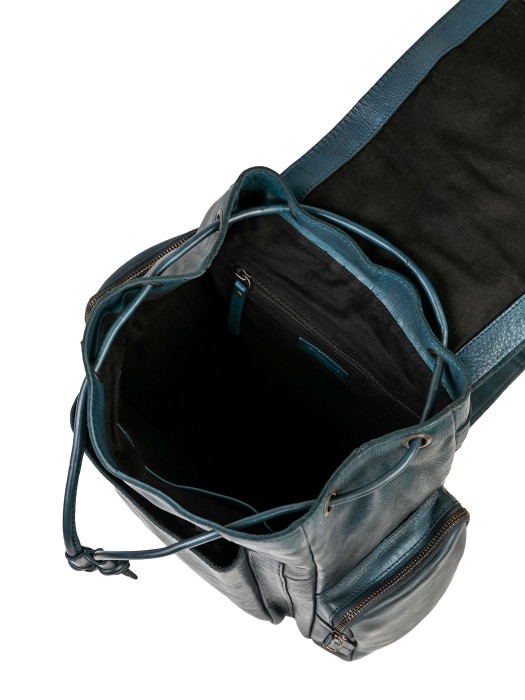 Товар синего цвета с внутренней стороны