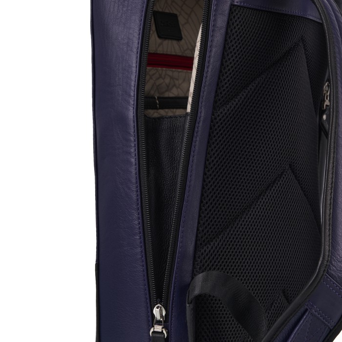 Товар синего цвета с внутренней стороны