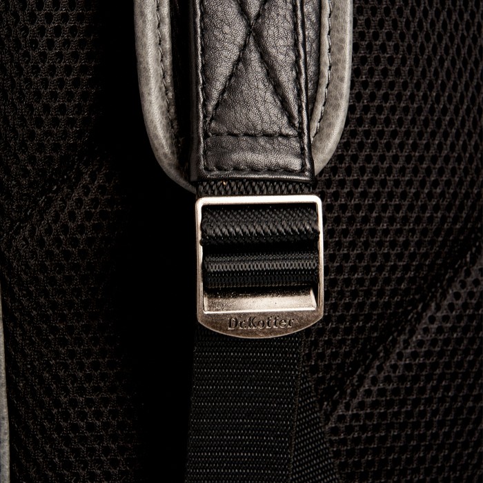 b402781-154-04_77 рюкзак от бренда dr.koffer вид слева