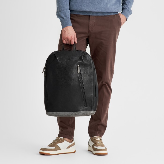 Товар черного цвета с внутренней стороны