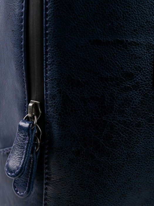 Товар синего цвета с внутренней стороны