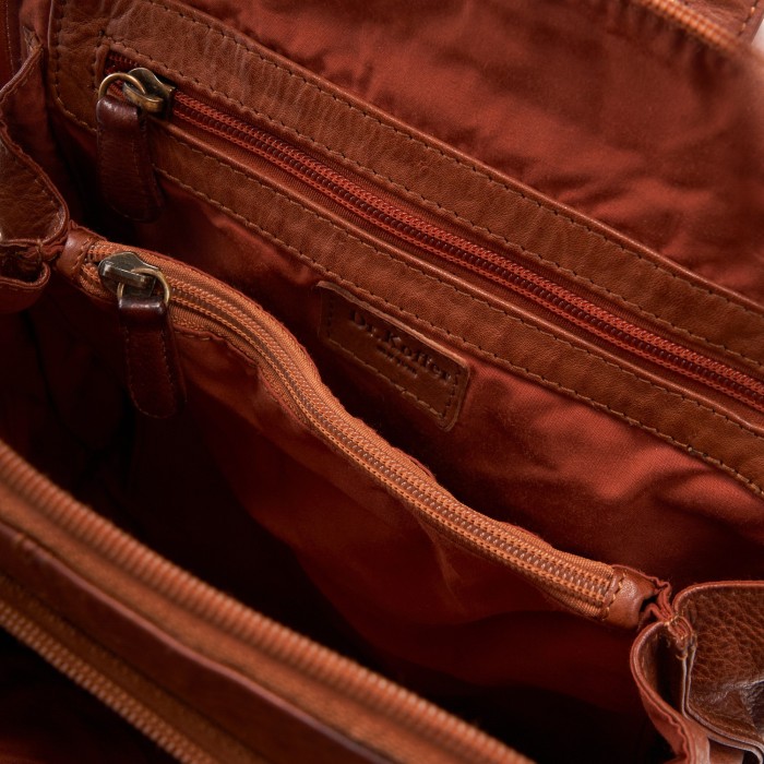 Товар коричневого цвета с внутренней стороны