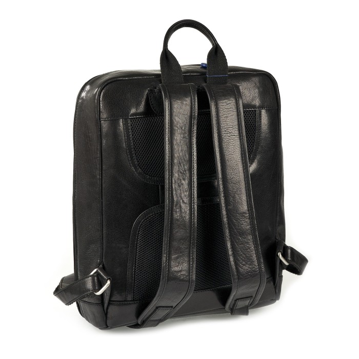 Товар черного цвета с внутренней стороны