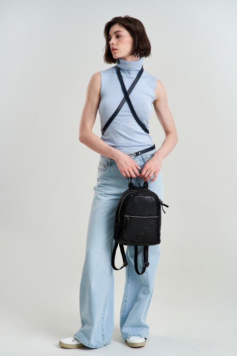 Товар черного цвета с внутренней стороны