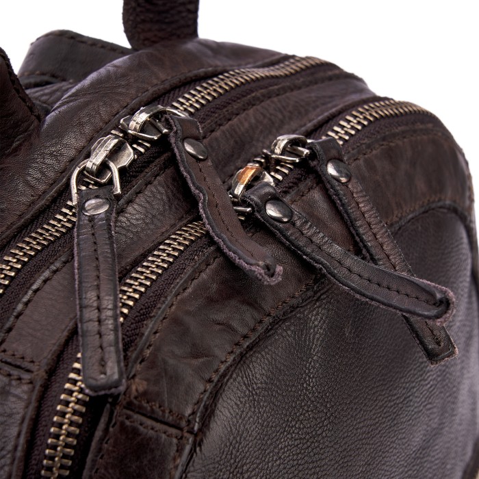 b402796-249-09 рюкзак от бренда dr.koffer вид слева