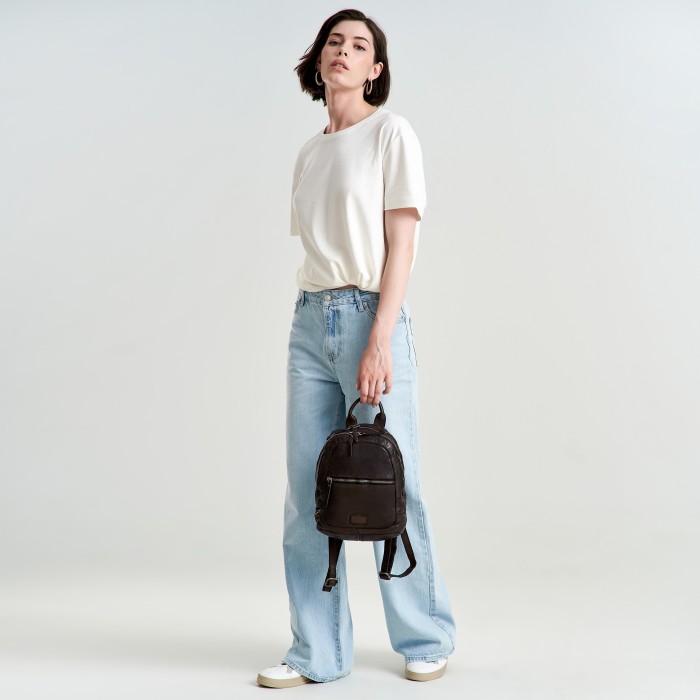 Товар коричневого цвета с внутренней стороны