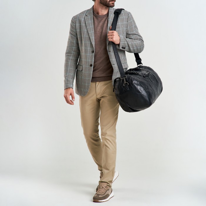 Товар черного цвета с внутренней стороны