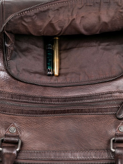 Товар коричневого цвета с внутренней стороны