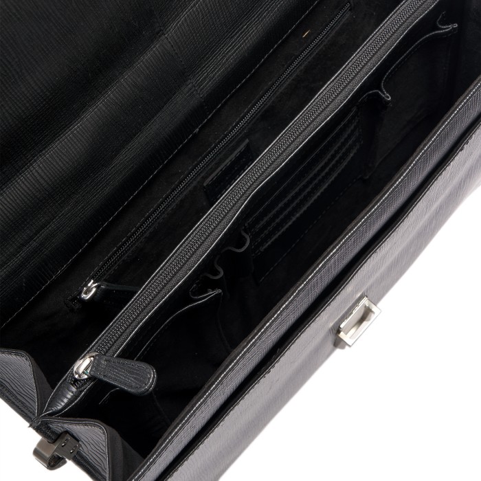 Товар черного цвета с внутренней стороны