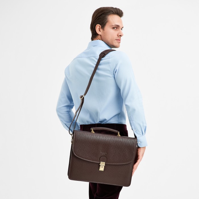 Товар коричневого цвета с внутренней стороны