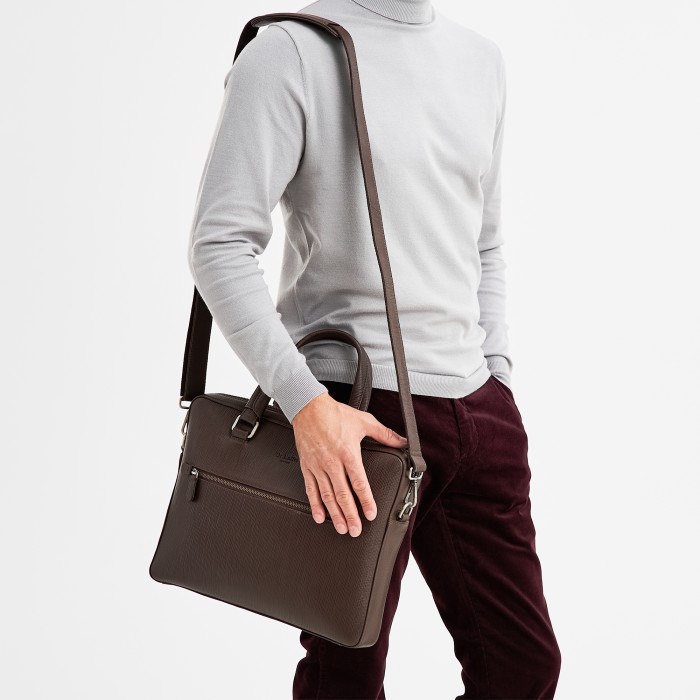 Товар коричневого цвета с внутренней стороны