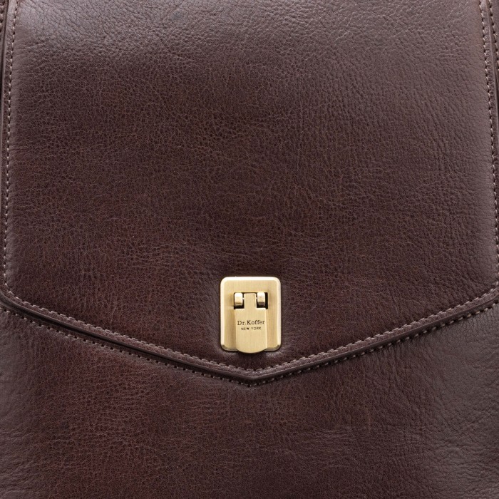 Товар коричневого цвета с внутренней стороны