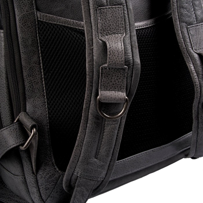 Товар черного цвета с внутренней стороны