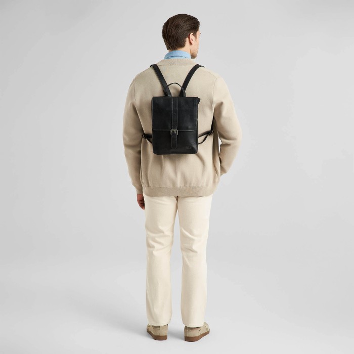 Товар черного цвета с внутренней стороны