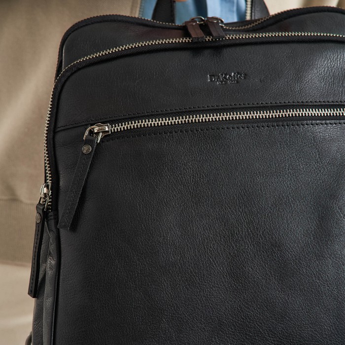 Товар черного цвета с внутренней стороны