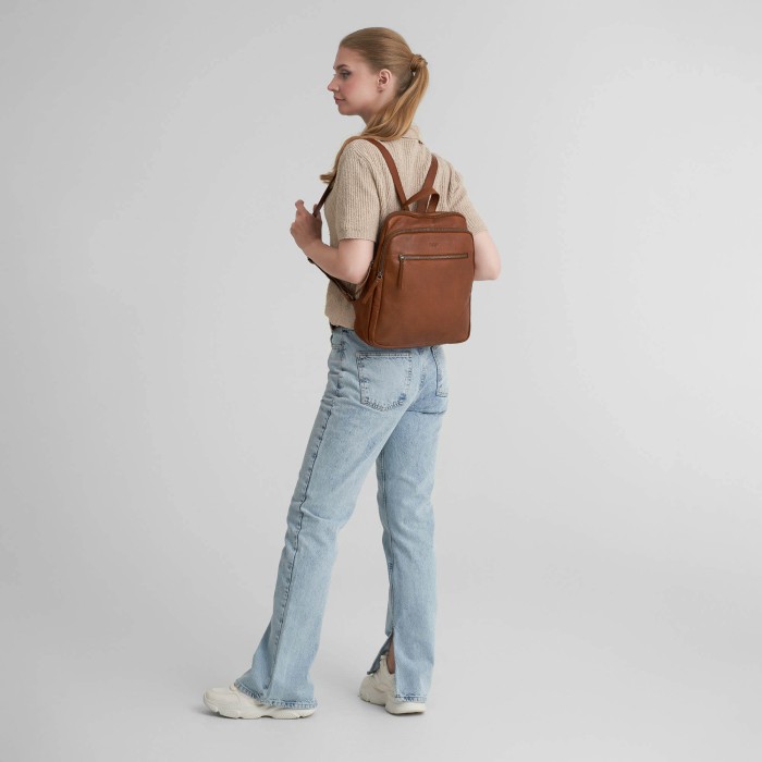 Товар коричневого цвета с внутренней стороны