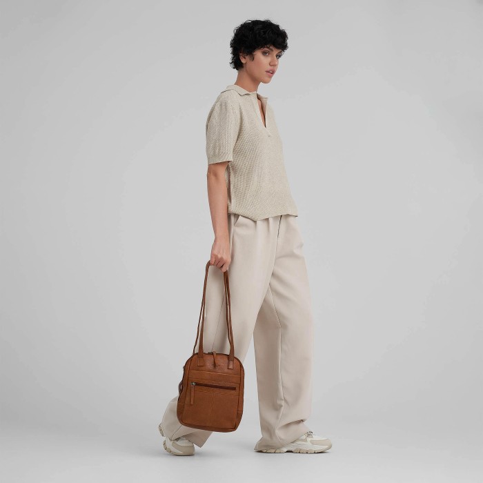 Товар коричневого цвета с внутренней стороны