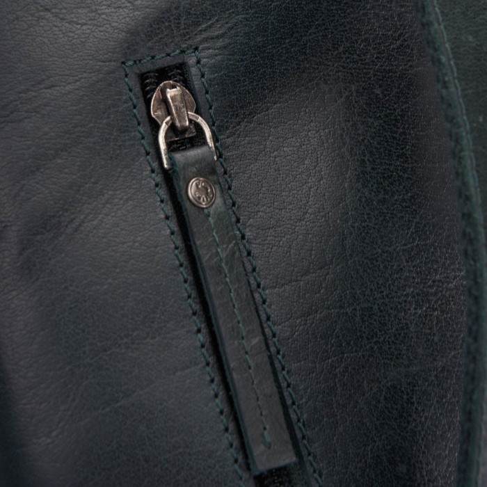 Товар зеленого цвета с внутренней стороны