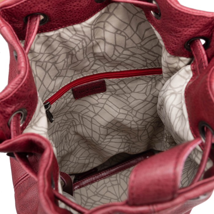 Товар красного цвета с внутренней стороны