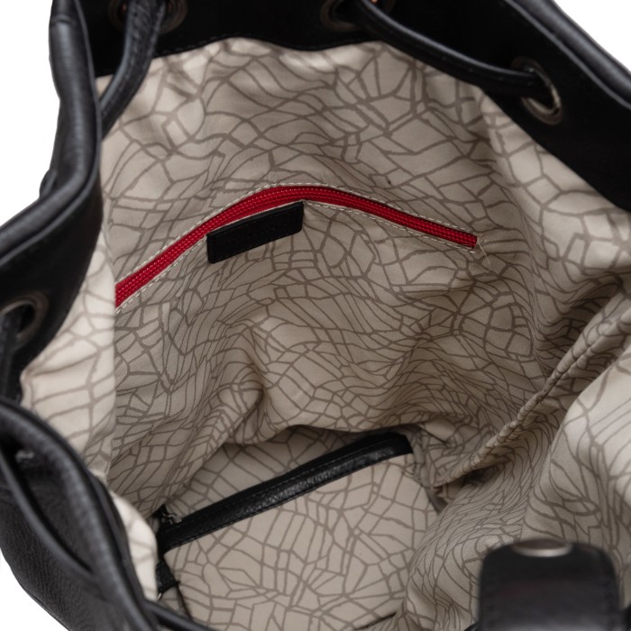 Товар черного цвета с внутренней стороны