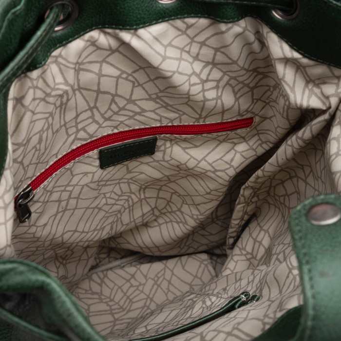 Товар зеленого цвета с внутренней стороны