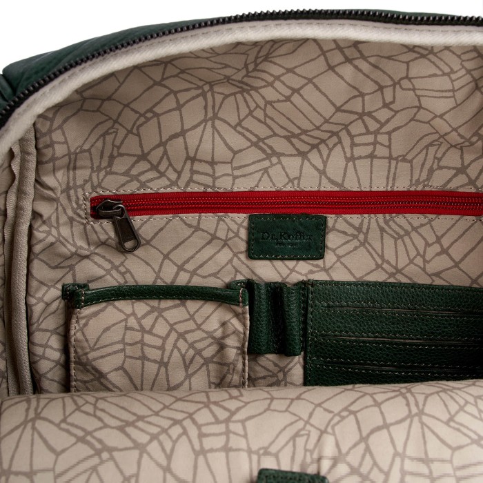 Товар зеленого цвета с внутренней стороны