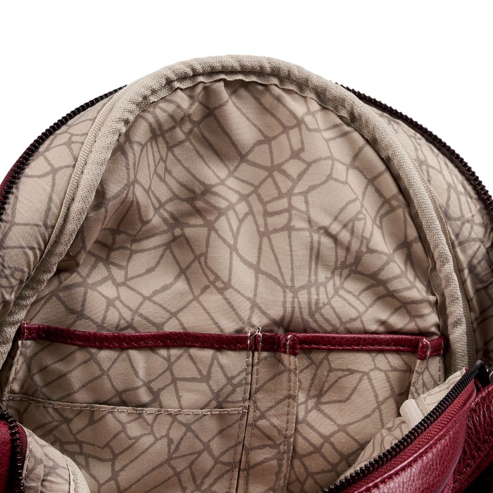 Товар красного цвета с внутренней стороны